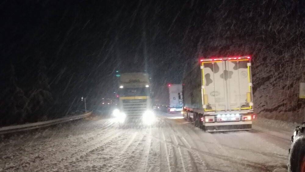 Antalya-Konya karayolu yoğun kar, tipi ve buzlanma nedeniyle tırların geçişine kapatıldı