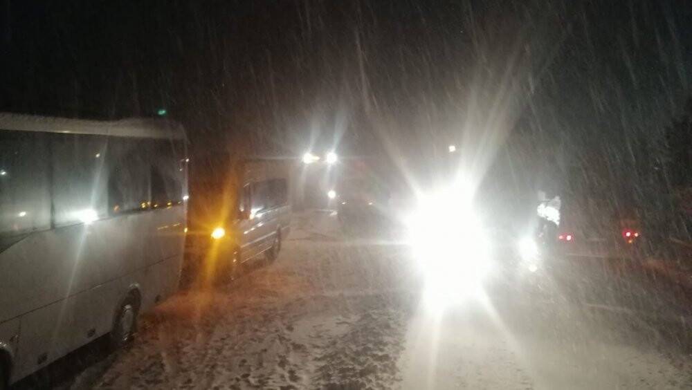 Antalya-Konya karayolu yoğun kar, tipi ve buzlanma nedeniyle tırların geçişine kapatıldı