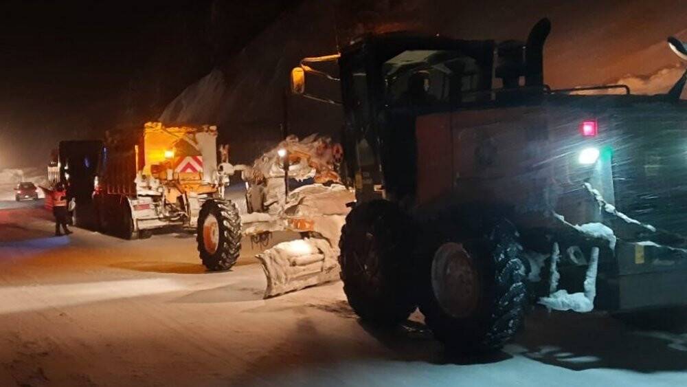 Antalya-Konya karayolu yoğun kar, tipi ve buzlanma nedeniyle tırların geçişine kapatıldı