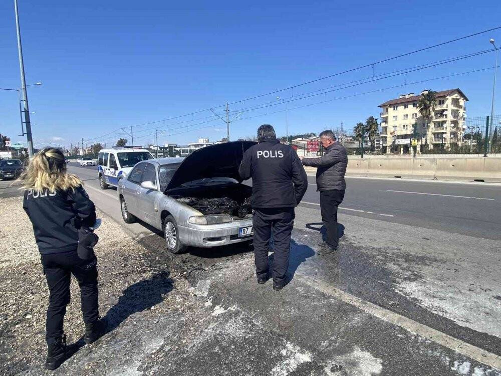 Antalya’da seyir halindeki otomobil yandı