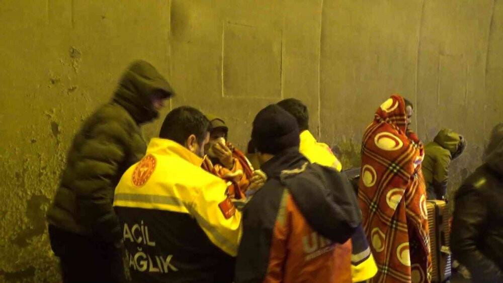 Kaza sonrası hipotermi geçiren yaşlı kadın ambulansın içinde ısıtılmaya çalışıldı