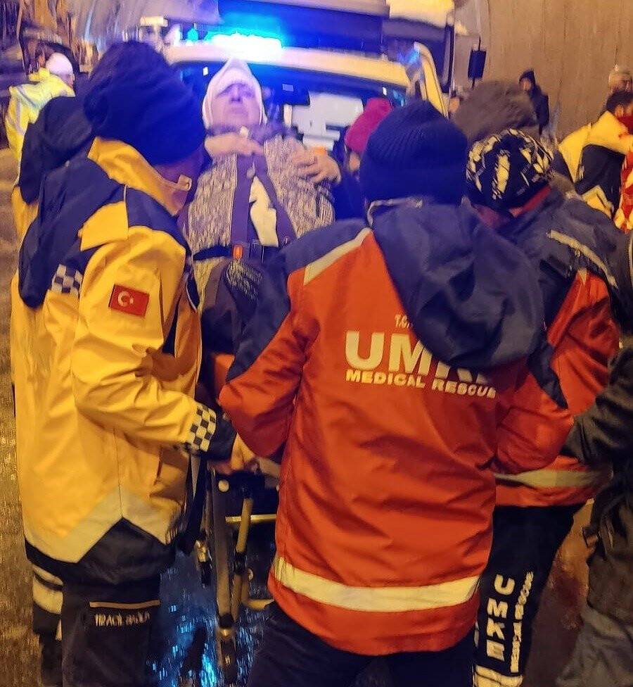 Kaza sonrası hipotermi geçiren yaşlı kadın ambulansın içinde ısıtılmaya çalışıldı