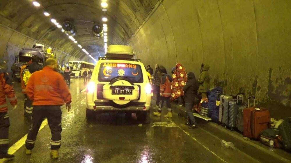 Kaza sonrası hipotermi geçiren yaşlı kadın ambulansın içinde ısıtılmaya çalışıldı