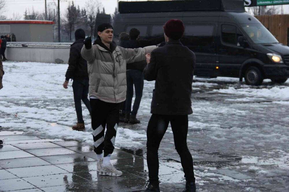 Onlarca kişi karda oyun havasıyla doyasıya eğlendi