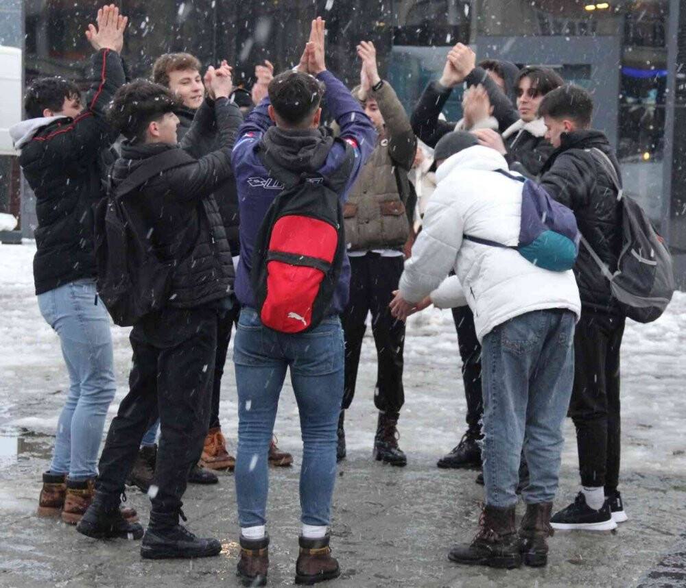 Onlarca kişi karda oyun havasıyla doyasıya eğlendi