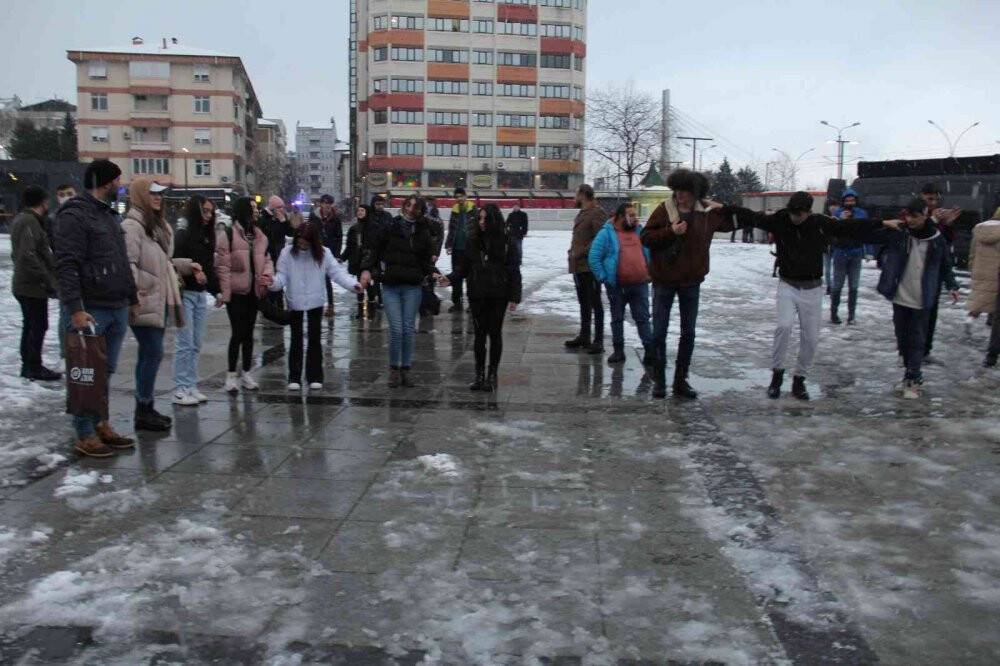 Onlarca kişi karda oyun havasıyla doyasıya eğlendi