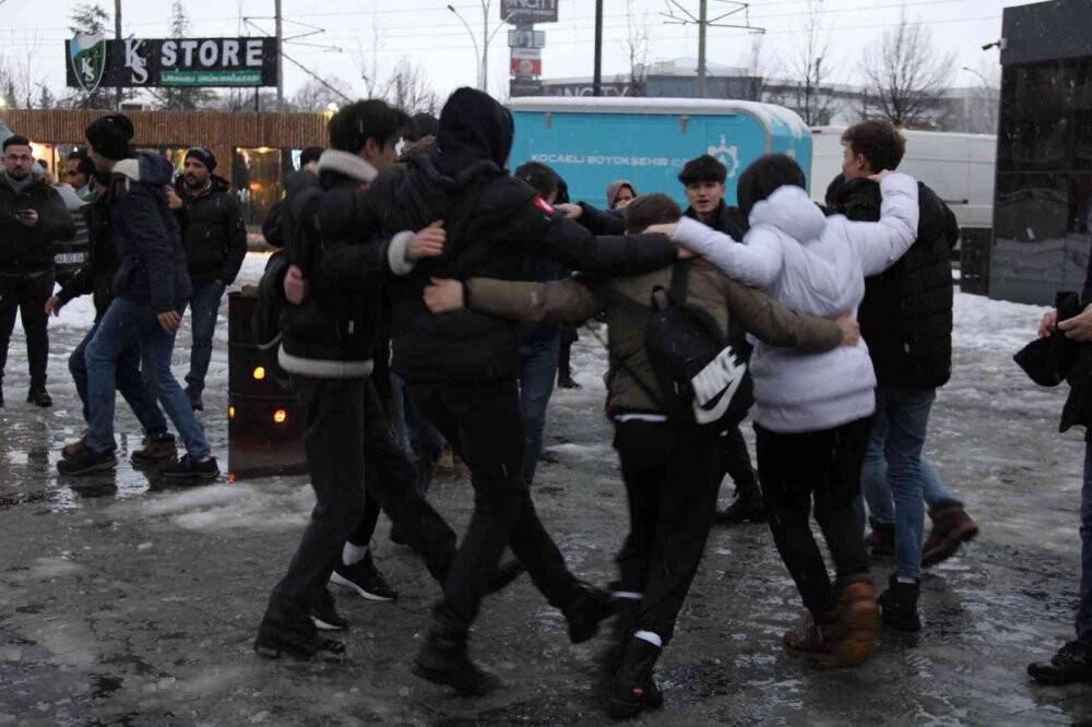 Onlarca kişi karda oyun havasıyla doyasıya eğlendi