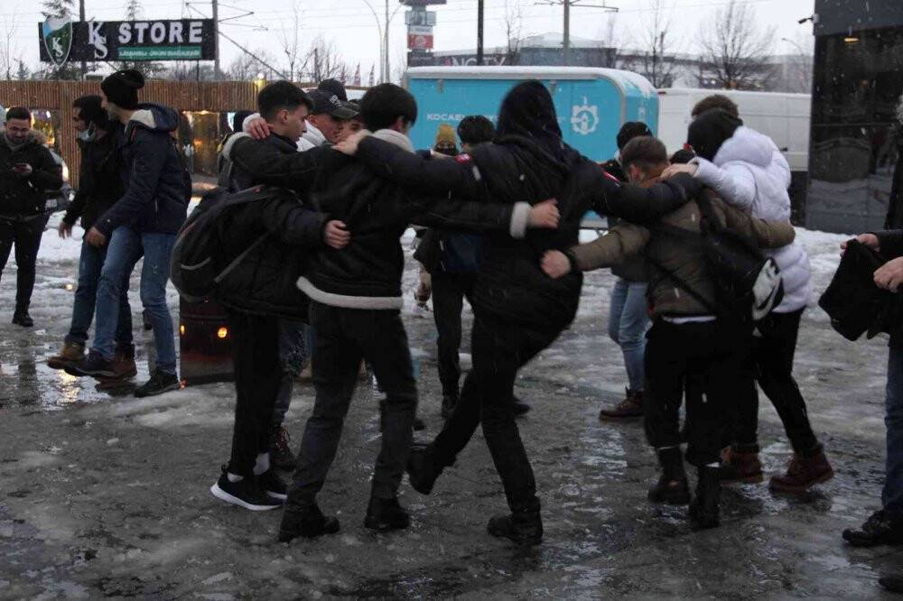 Onlarca kişi karda oyun havasıyla doyasıya eğlendi