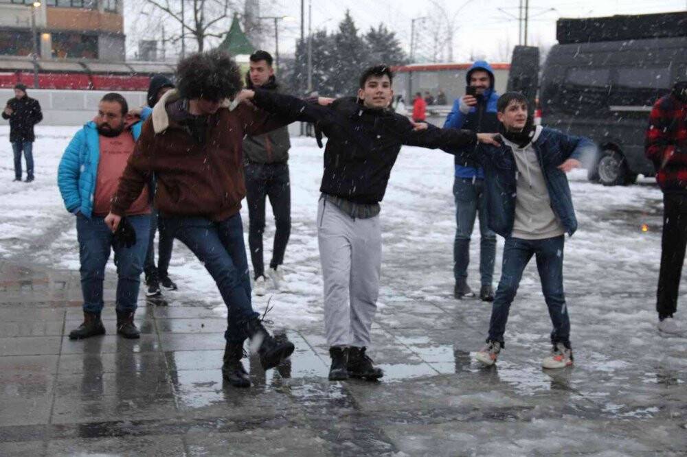 Onlarca kişi karda oyun havasıyla doyasıya eğlendi