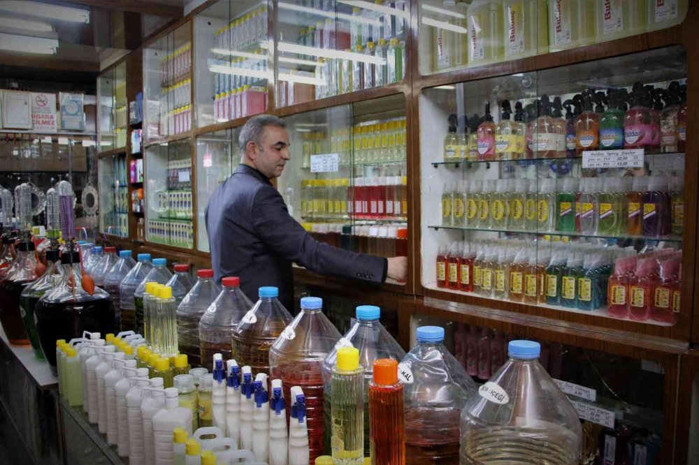 Tarih kokan kolonya dükkanında 41 yıldır Türkiye’ye koku üretiyor