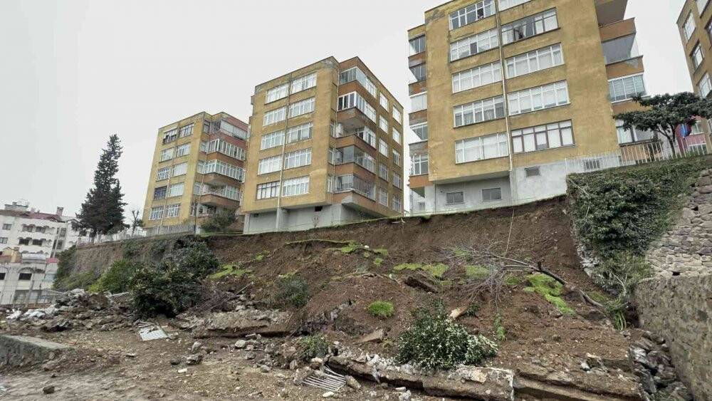 Trabzon’da çöken istinat duvarı paniğe neden oldu