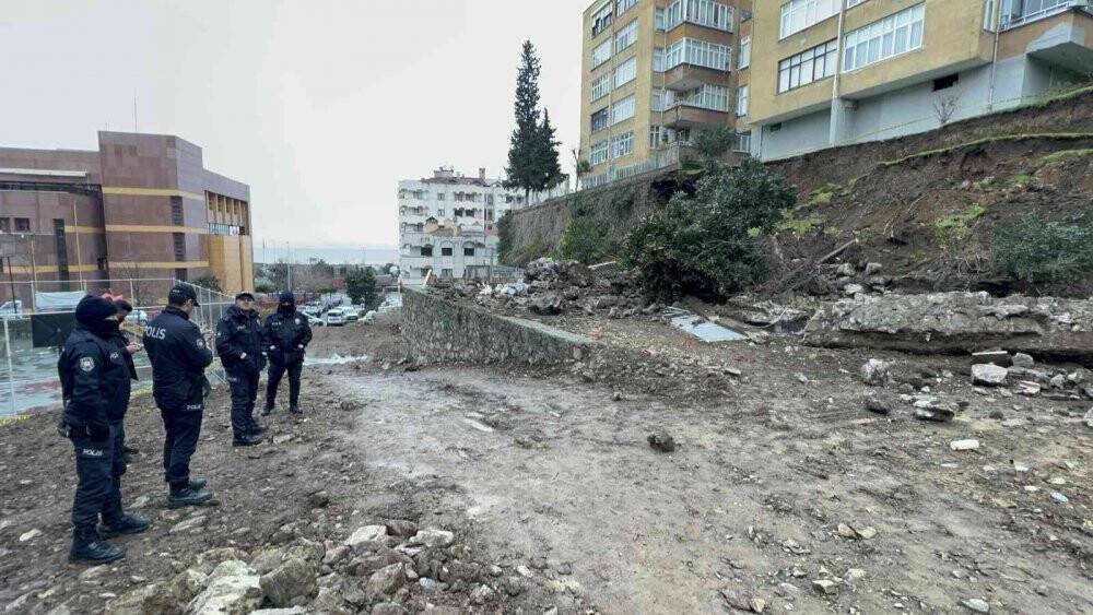 Trabzon’da çöken istinat duvarı paniğe neden oldu