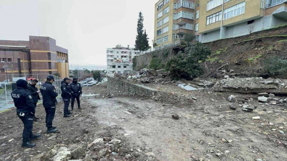 Trabzon’da çöken istinat duvarı paniğe neden oldu