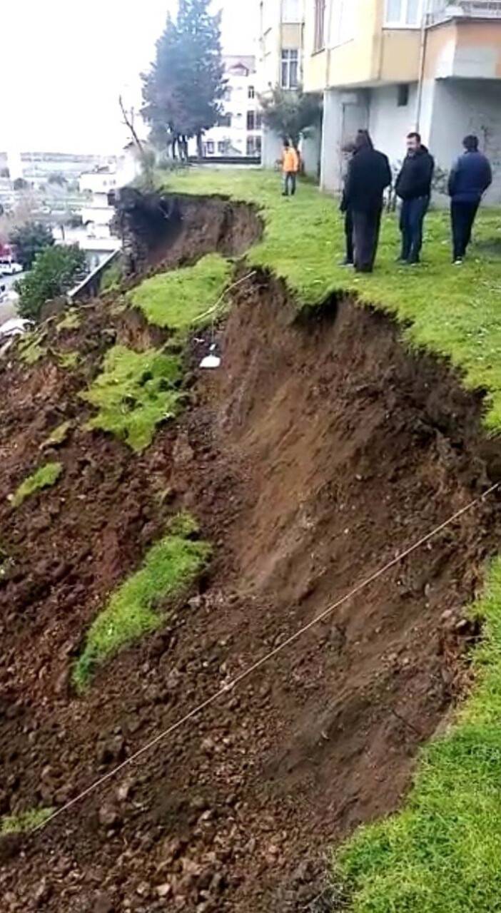 Trabzon’da çöken istinat duvarı paniğe neden oldu