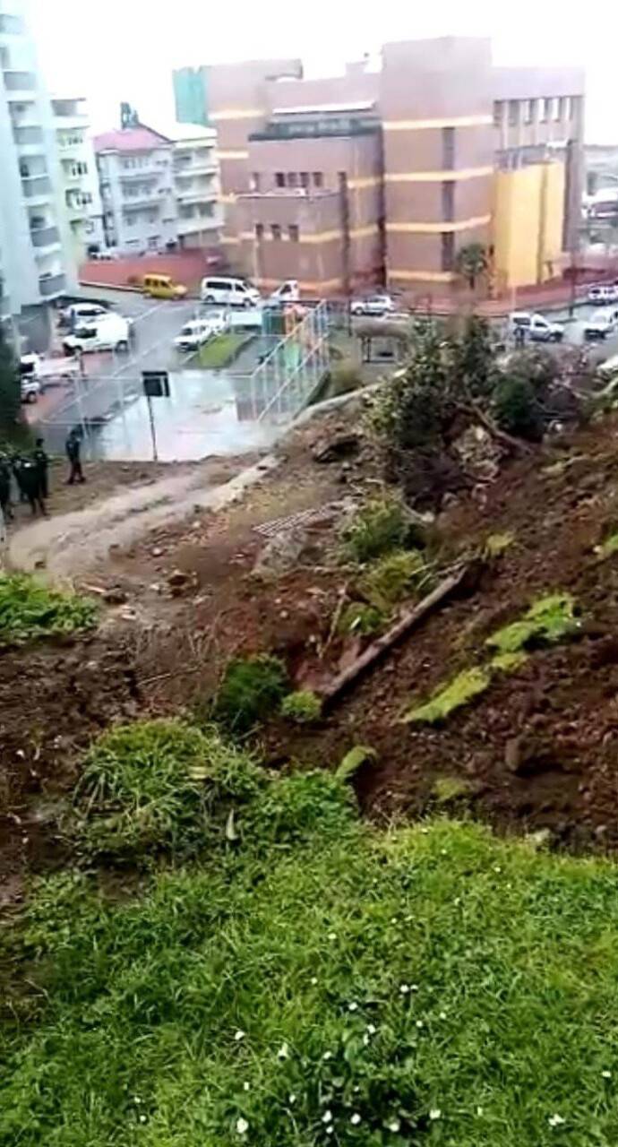 Trabzon’da çöken istinat duvarı paniğe neden oldu