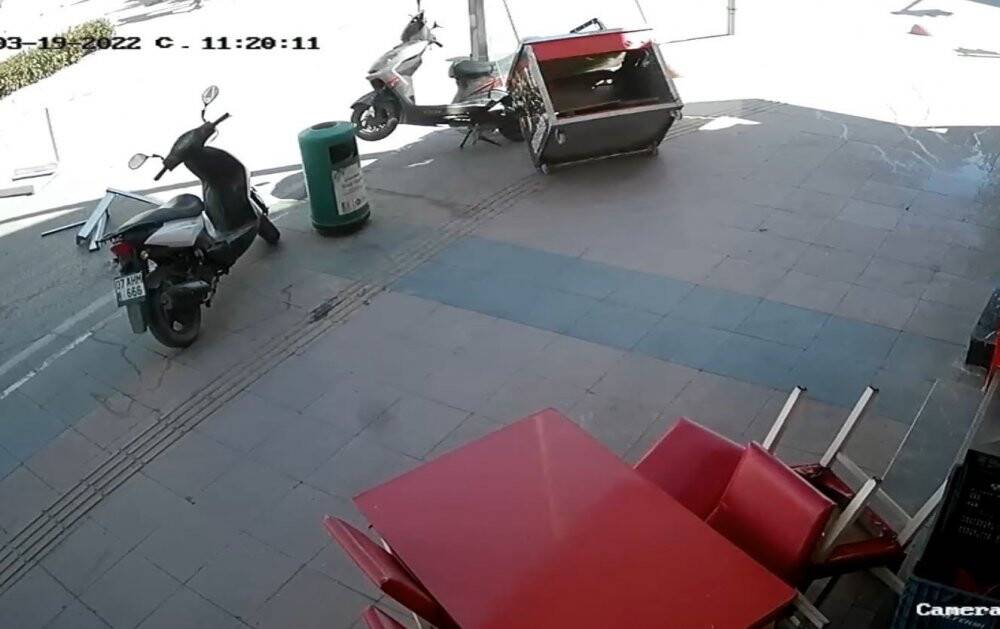 Fırtınada savrulan çiğ köfte tezgahının masaya ve motosiklete çarpma anı kamerada