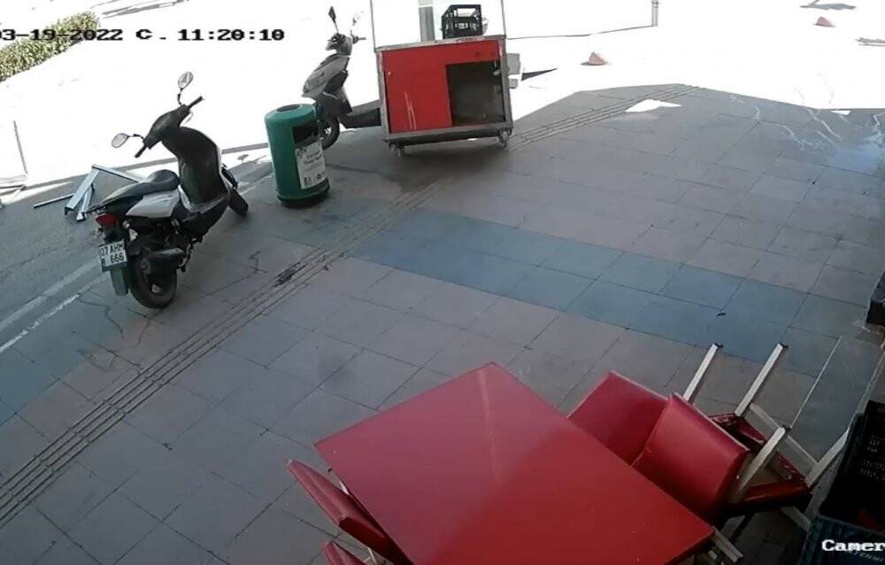 Fırtınada savrulan çiğ köfte tezgahının masaya ve motosiklete çarpma anı kamerada