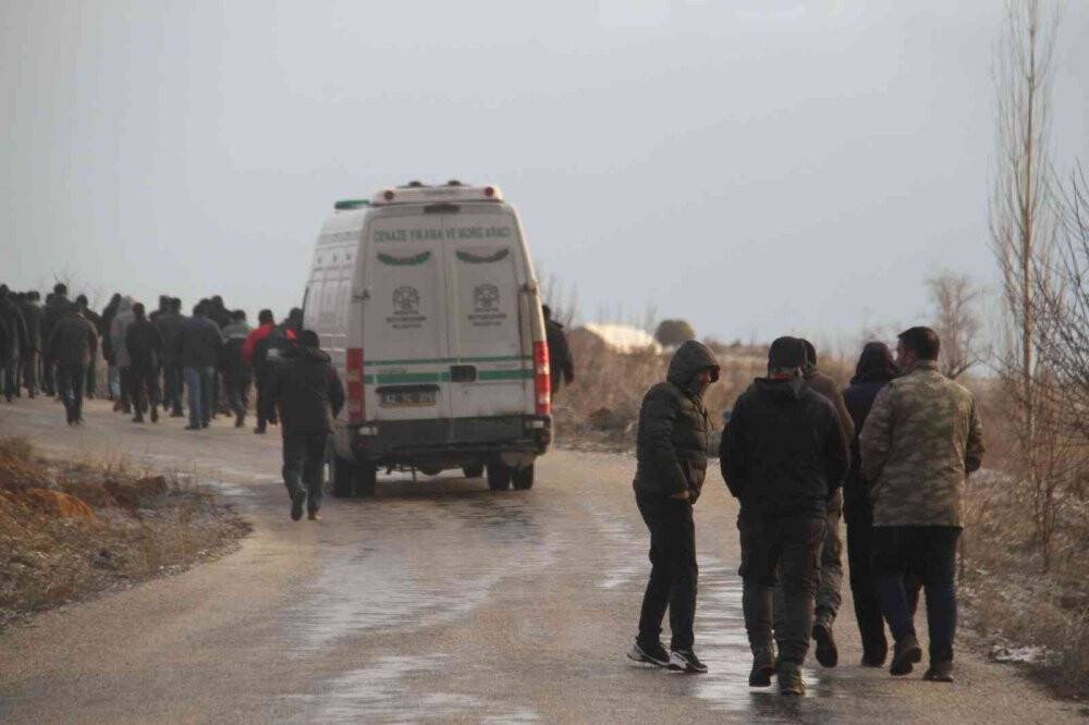 Otel odasında ölü bulunan genç kız toprağa verildi