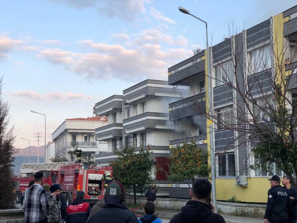 Akülü araba evi yaktı