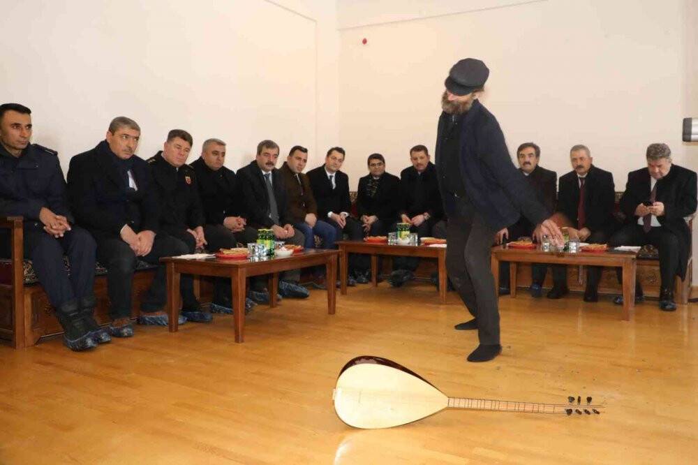 Aşık Veysel kabri başında anıldı