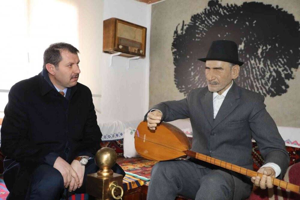 Aşık Veysel kabri başında anıldı