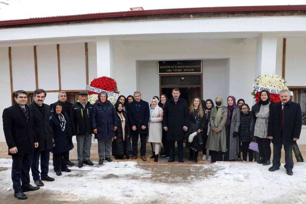 Aşık Veysel kabri başında anıldı