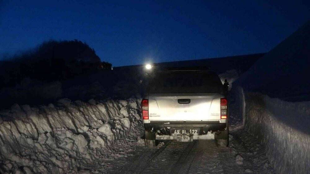 Kızaktan düşerek yaralanan vatandaş 10 saatlik çalışmayla hastaneye ulaştırıldı