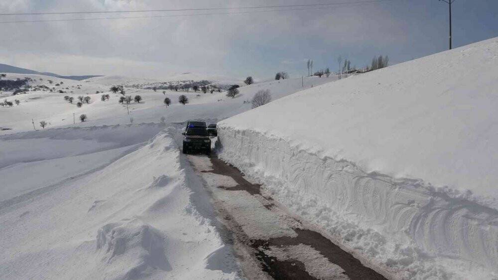Kızaktan düşerek yaralanan vatandaş 10 saatlik çalışmayla hastaneye ulaştırıldı
