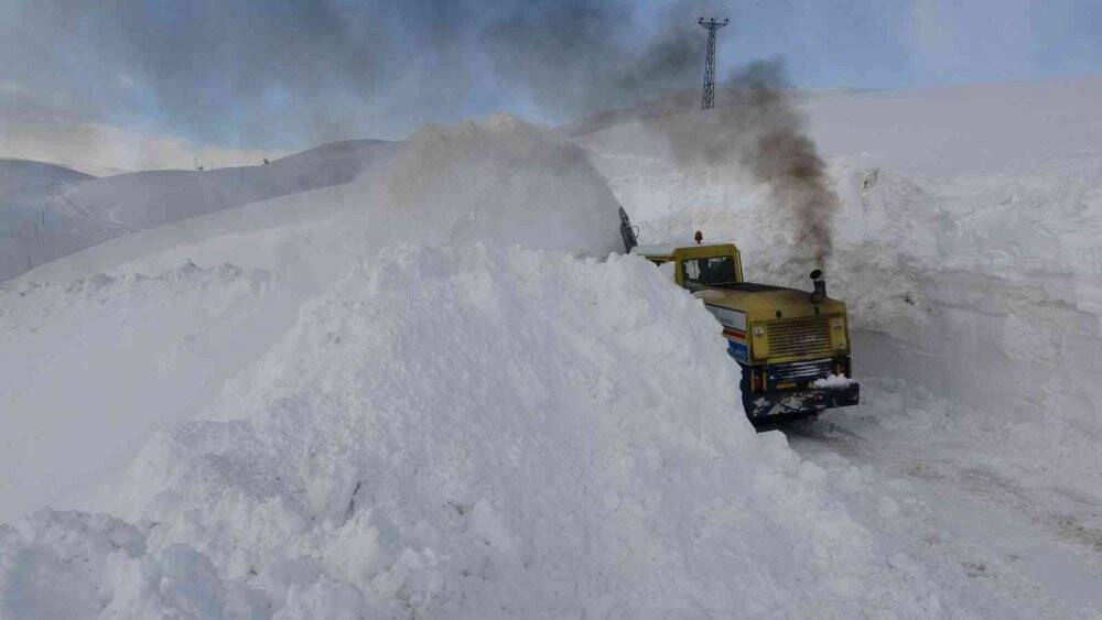 Kızaktan düşerek yaralanan vatandaş 10 saatlik çalışmayla hastaneye ulaştırıldı