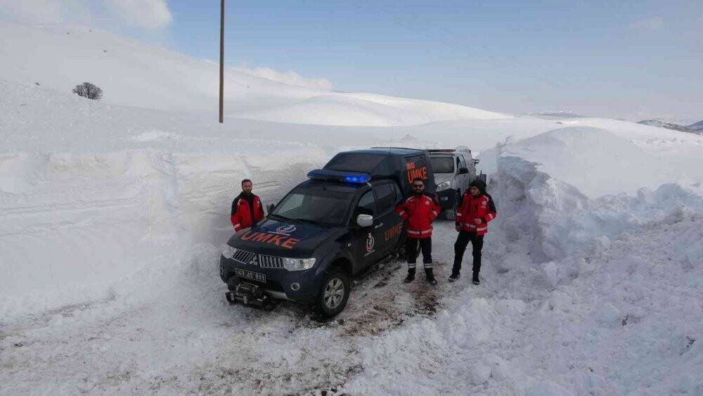 Kızaktan düşerek yaralanan vatandaş 10 saatlik çalışmayla hastaneye ulaştırıldı