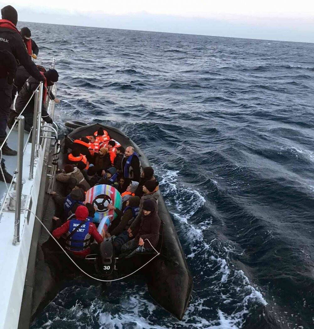 Botları su alan göçmenler kurtarıldı