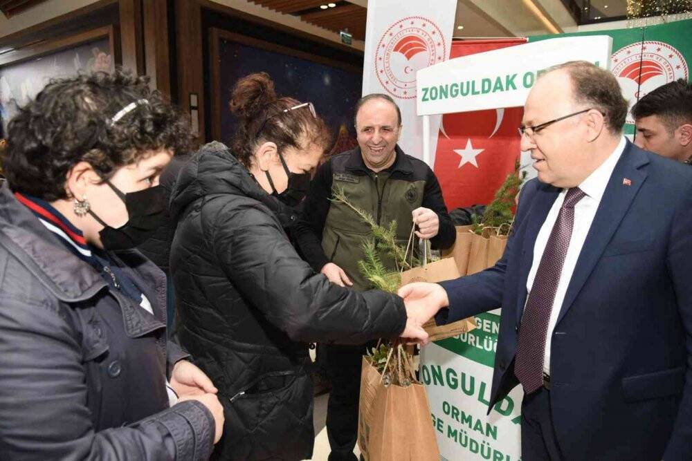 Zonguldak’ta vatandaşlara bin adet fidan dağıtıldı