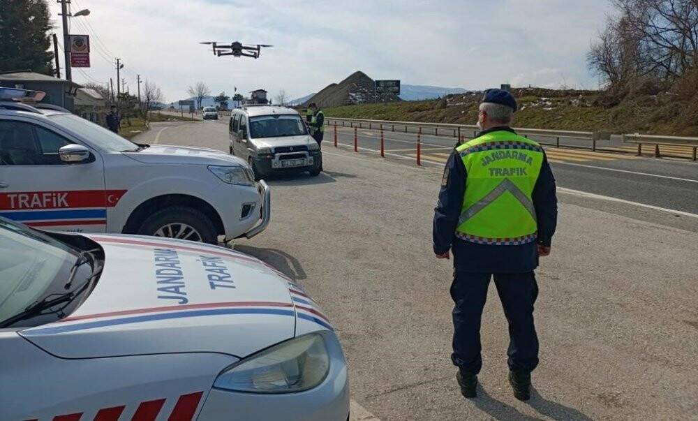Jandarma ekipleri dron ile yolcu taşıyan araçları denetledi
