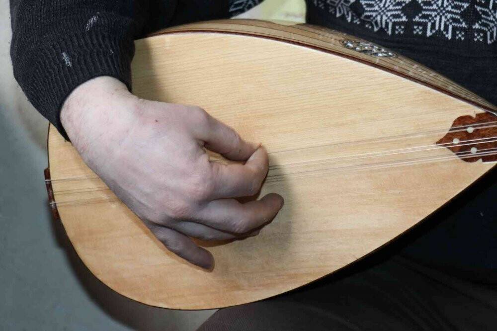 Bağlamayı hem üretiyor hem de çalıyor