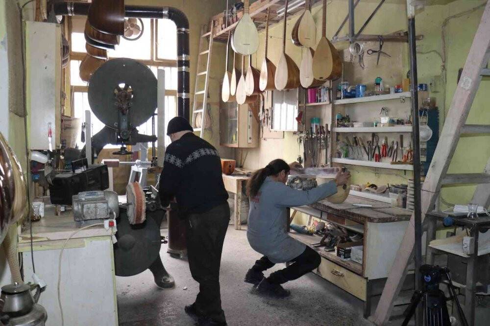 Bağlamayı hem üretiyor hem de çalıyor