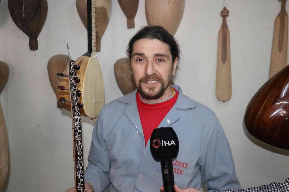 Bağlamayı hem üretiyor hem de çalıyor