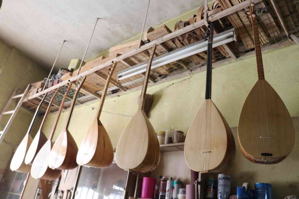 Bağlamayı hem üretiyor hem de çalıyor