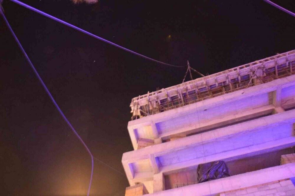 Eşinden boşanınca beş katlı inşaata çıkan adam ekipleri alarma geçirdi