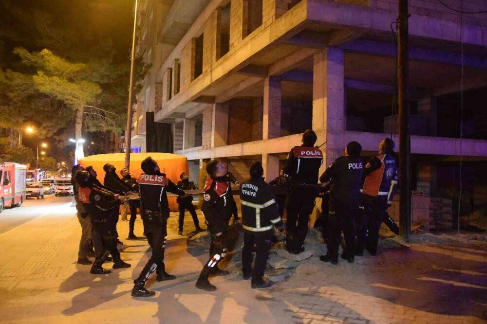 Eşinden boşanınca beş katlı inşaata çıkan adam ekipleri alarma geçirdi