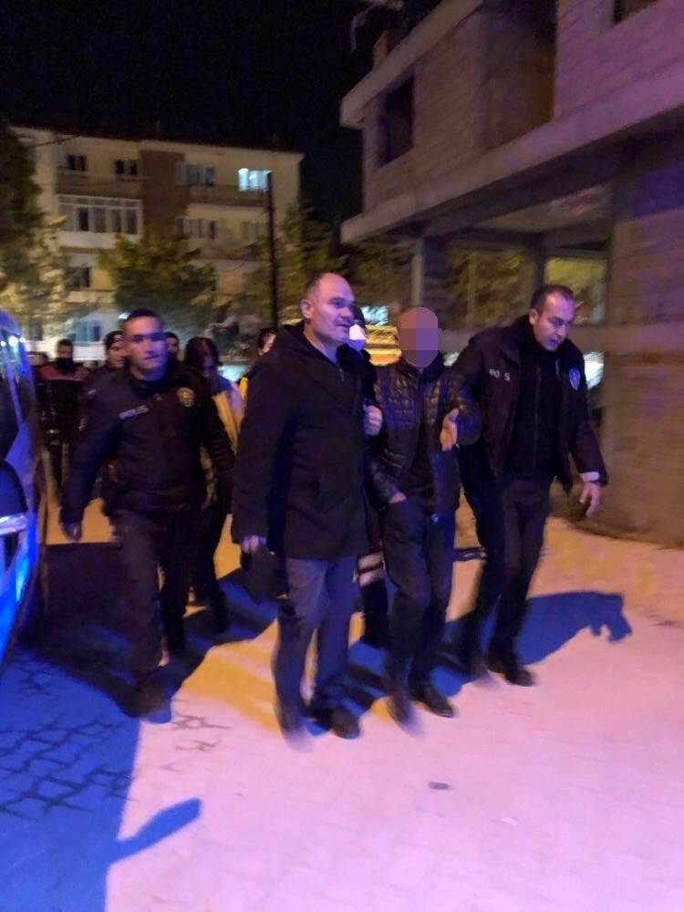 Eşinden boşanınca beş katlı inşaata çıkan adam ekipleri alarma geçirdi