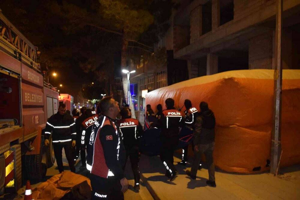 Eşinden boşanınca beş katlı inşaata çıkan adam ekipleri alarma geçirdi