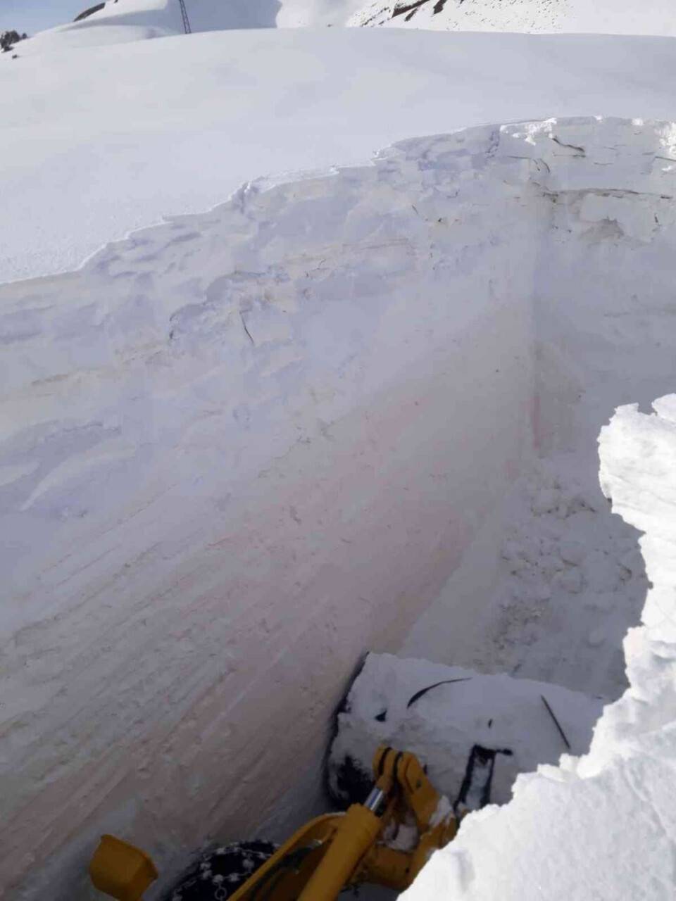 Karla mücadele ekibi yolda tünel açtı içinde geçti