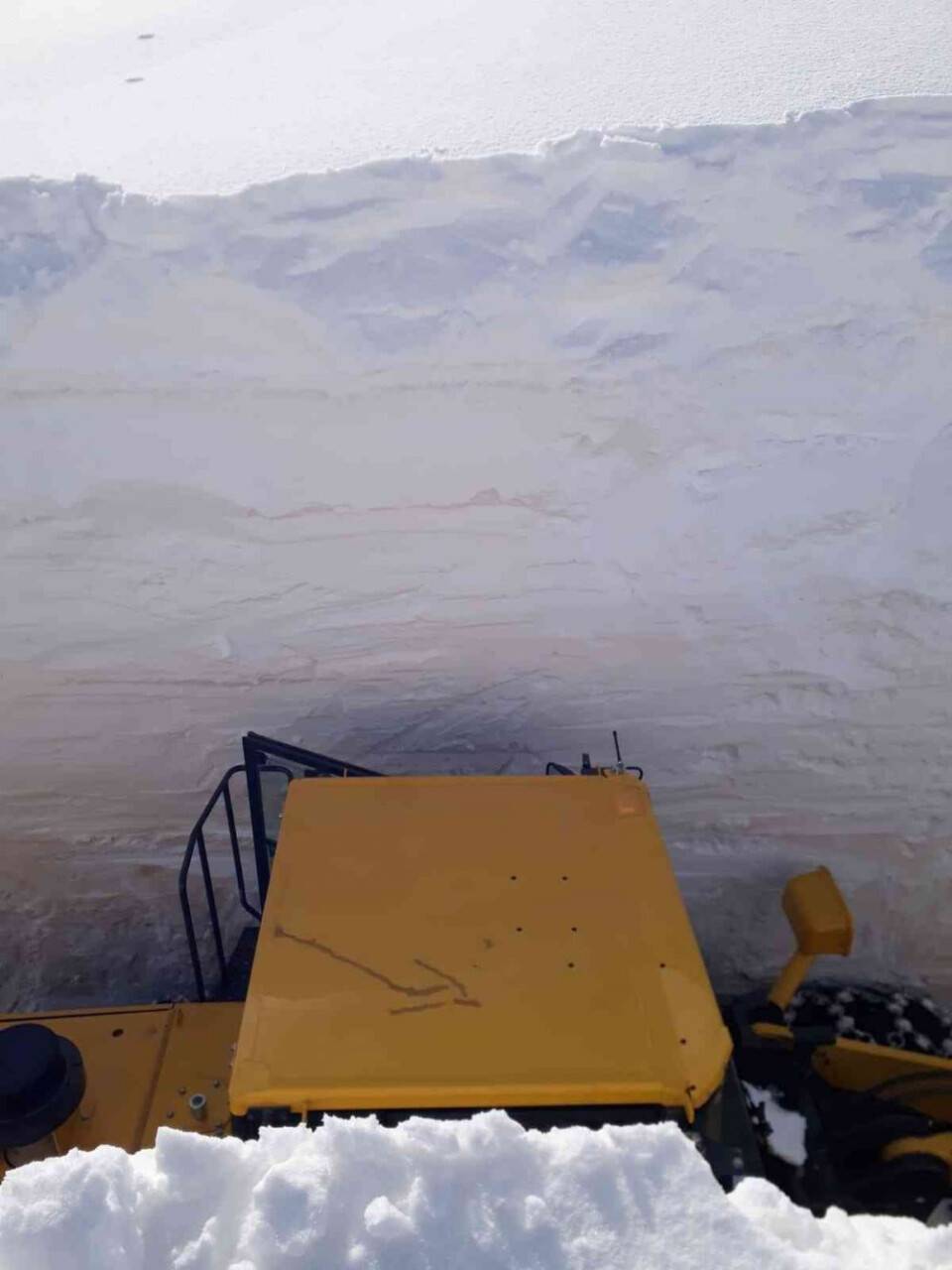 Karla mücadele ekibi yolda tünel açtı içinde geçti