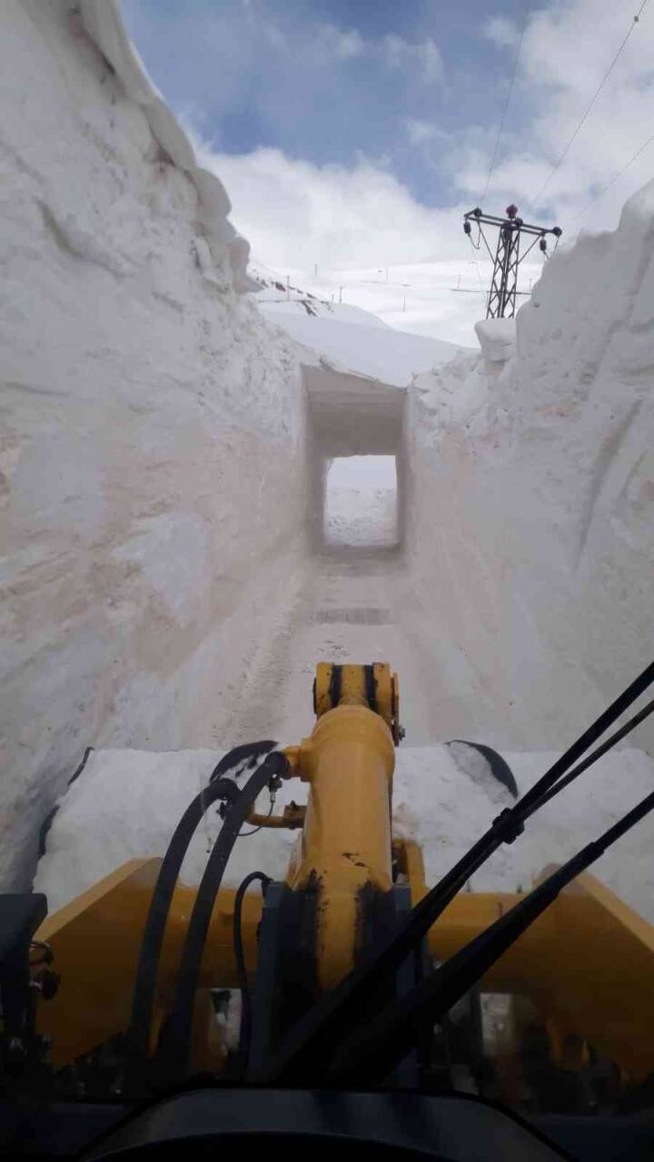 Karla mücadele ekibi yolda tünel açtı içinde geçti