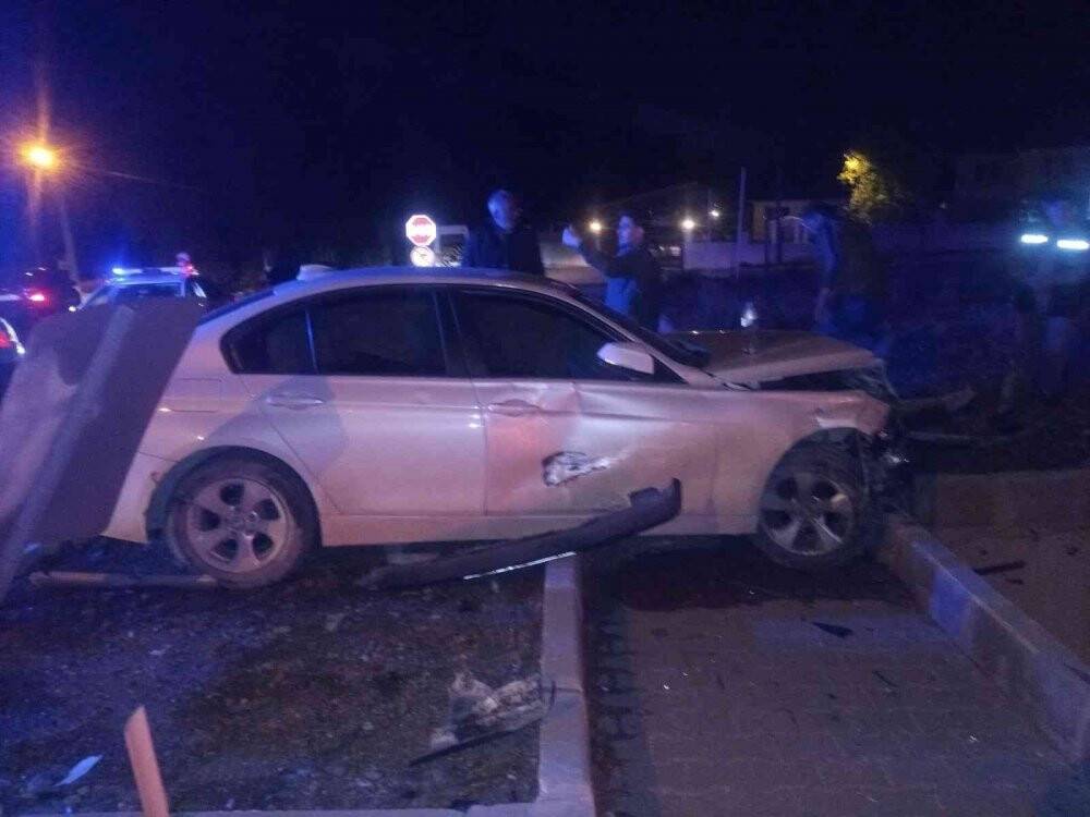 Kaza yapan otomobilde sıkışan sürücüyü itfaiye kurtardı