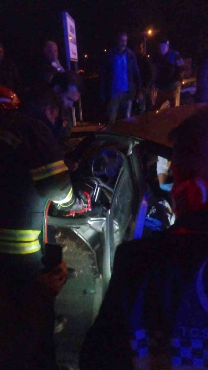 Kaza yapan otomobilde sıkışan sürücüyü itfaiye kurtardı