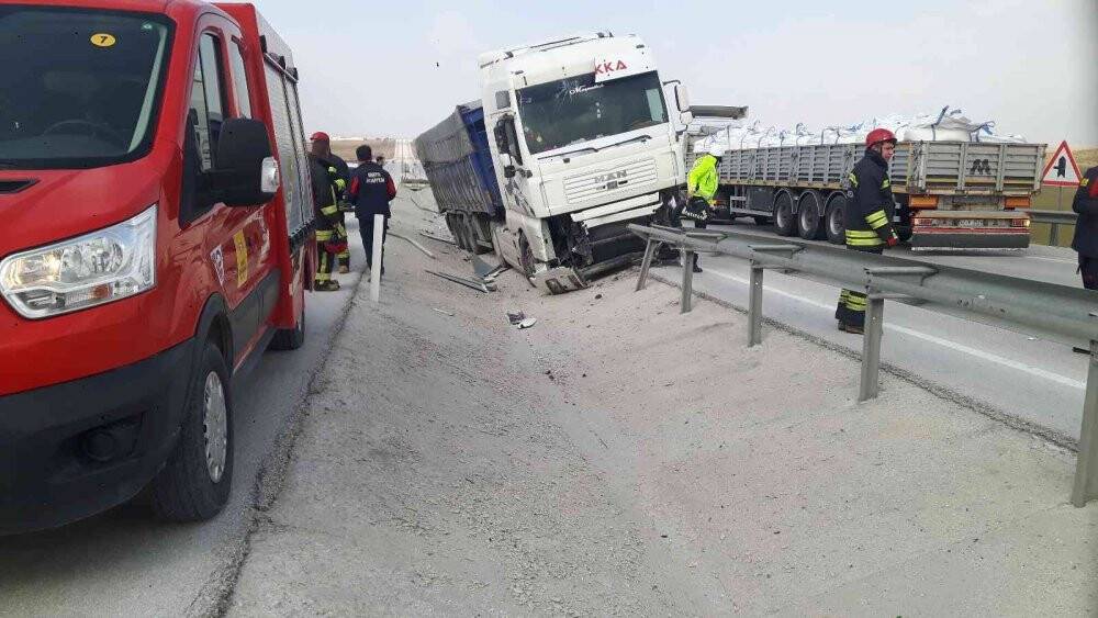 Kontrolden çıkan tır refüje çarptı: 1 yaralı