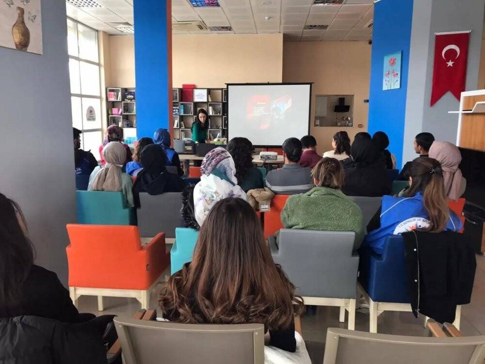 Gençler kumar ve tütün bağımlılığına karşı bilgilendirildi