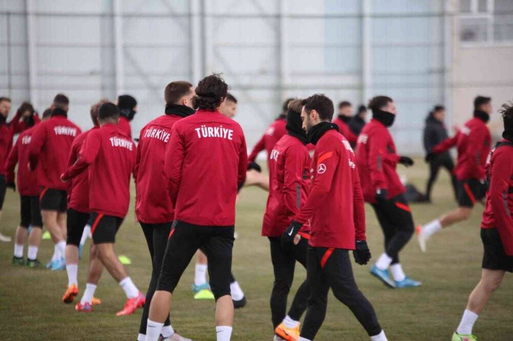 Hakan Çalhanoğlu: "Üçlü savunma sisteminden çok memnunum"