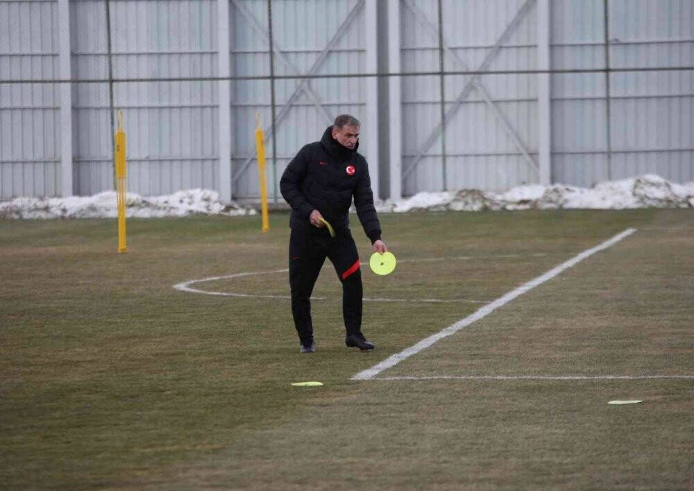 Hakan Çalhanoğlu: "Üçlü savunma sisteminden çok memnunum"